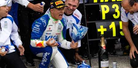 F1: ¡Final feliz! Hadjar recibirá un nuevo trofeo de tercer puesto tras su blooper con el original