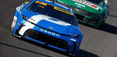 NASCAR: Hamlin se impuso en la Enjoy Illinois 300 de los Playoffs Cup Series