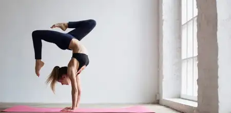 Salud y bienestar: la fusión perfecta entre una rutina matutina energizante y el yoga para principiantes