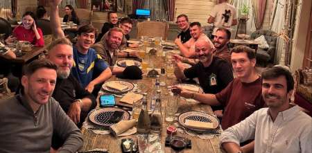 F1: con la camiseta de Boca puesta, Colapinto festejó el cumpleaños de su ingeniero Stuart Barlow