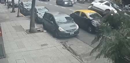 Impactante vuelco de una camioneta tras chocar contra un taxi en Balvanera