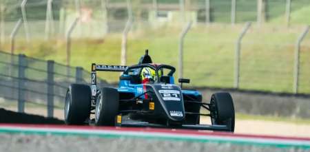 F4 Italiana: una arriesgada maniobra dejó a Schropp fuera del Top 10 en la primera final de Barcelona