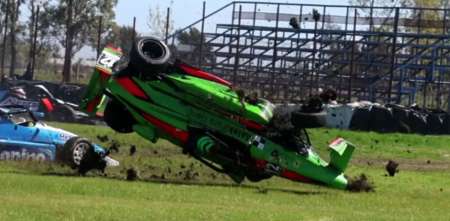 ¡El halo lo salvó! Se tocó con un rival, comenzó a volcar y terminó con el fórmula sobre su cabeza