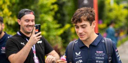 F1: ¡Hola Franco! Colapinto ya está presente en los boxes de Singapur