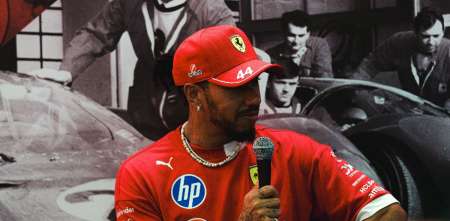 F1: Hamilton no pudo evitar la emoción al recordar a Roscoe en el GP de Singapur