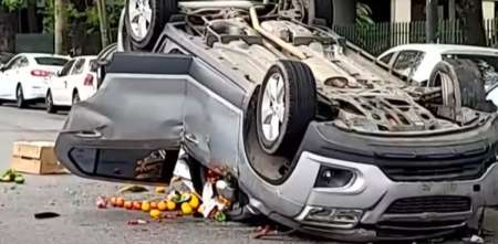 Parque Centenario: un conductor volcó y quedó inconsciente luego de colisionar con tres vehículos estacionados
