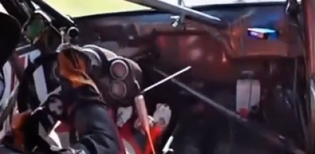 Se le soltó el volante y tuvo que solucionarlo de una forma muy particular