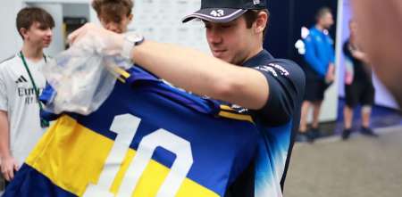 F1: ¡A lo Boca! Colapinto recibió una camiseta de Maradona en Brasil