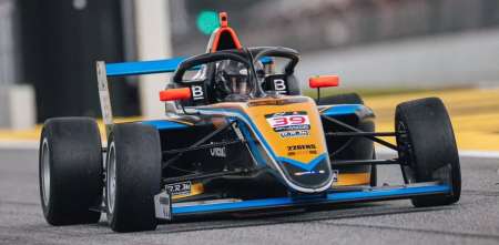 F4 Española: Santino Panetta y Santiago Baztarrica completaron la temporada en Barcelona