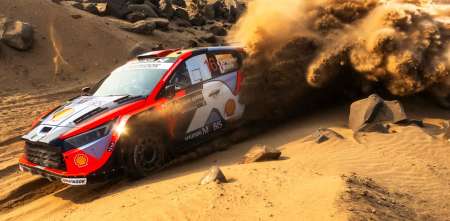WRC: Adrien Fourmaux lideró la jornada en Arabia Saudita y la lucha por el título se pone al rojo vivo