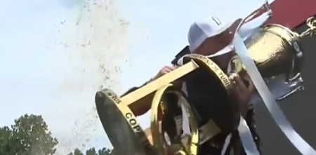 TC: ¡Festejalo Titán! Canapino recibió la Copa de Oro en el podio de La Plata