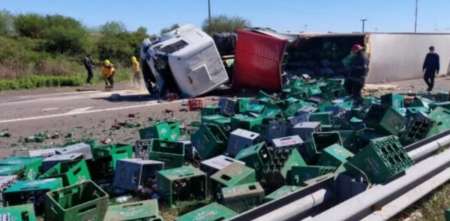 ¡Insólito! Un camión que transportaba cerveza volcó en Santa Fe y se robaron la carga