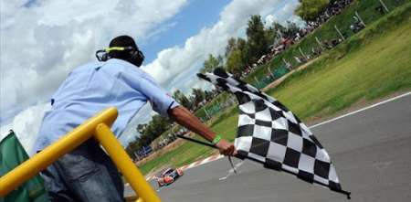 ¿Por qué las carreras terminan con una bandera a cuadros?