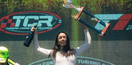 Es campeona nacional y sueña con inspirar a mujeres dentro del automovilismo: la historia de Morena Moix