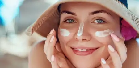 Salud y bienestar: ¿Por qué el protector solar es tu "escudo" indispensable este enero?