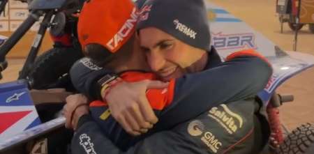 Dakar 2026: “Hicimos historia”, el emotivo abrazo entre los hermanos Benavides tras una jornada inolvidable