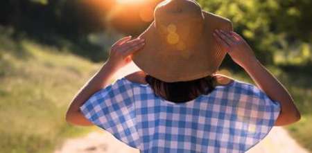 Salud y bienestar: ¿Cómo proteger tu cuerpo si te toca viajar todo el día bajo el sol?