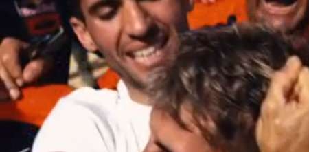 De campeón a campeón: el emocionante abrazo entre Kevin y Luciano Benavides al ganar el Dakar 2026