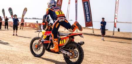 ¡Casi los atropella! El alocado festejo de Luciano Benavides con su equipo tras ganar el Dakar 2026