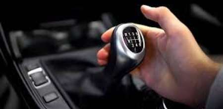 Por qué no es recomendable dejar el auto encendido mientras está parado