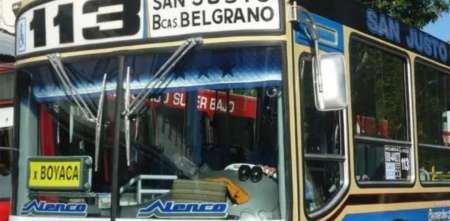 Un chofer tuvo un altercado con un pasajero y dejó el colectivo en marcha