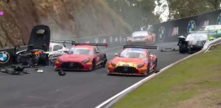 Escalofriante accidente en las 12 horas de Bathurst a 250km/h