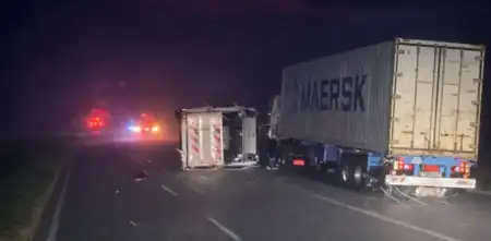 Corte total en la Autopista Rosario-Córdoba: fuertes vientos provocaron el vuelco de al menos 10 camiones