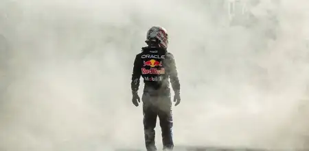 F1: Tsunoda y un susto en plena exhibición: su Red Bull terminó envuelto en llamas