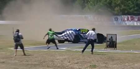 El peligroso accidente entre Granja, Rossi y Maggini, en la final de la Clase A del Procar 4000