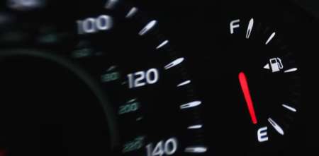 ¿Qué significado tiene la flecha al lado del surtidor de combustible en el tablero de un vehículo?