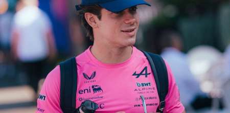 F1: ¡A lo Boca! Colapinto llegó con un particular accesorio al paddock de Albert Park