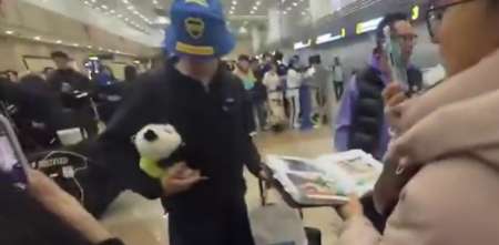 F1: ¡Lluvia de regalos! El cariño de China a Colapinto en su llegada al aeropuerto de Shanghái