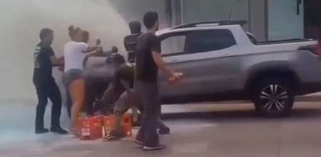 Una camioneta se prendió fuego y dos repartidores de soda apagaron el incendio a sifonazos