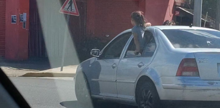 Imprudencia total en Acceso Oeste: dos nenas viajaban con el cuerpo fuera del vehículo en plena colectora