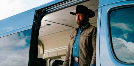 Falleció Chuck Norris: su historia ligada al automovilismo y su fanatismo por las joyas mecánicas