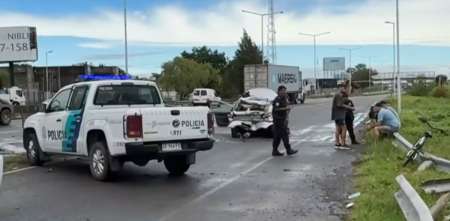 Una mujer falleció en un violento choque entre un camión y un auto detenido en la Ruta 9