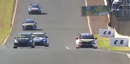 TCR South America: ¡Golpe de escena! Tiago y Leonel Pernía fueron a boxes cuando lideraban la carrera uno