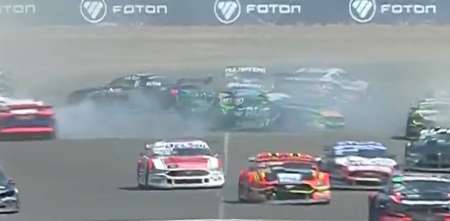 Caos en la final del TC en Neuquén: accidente múltiple y varios autos dañados