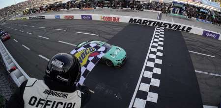 NASCAR: Elliott golpeó en el momento justo y le arrebató el triunfo a Hamlin en Martinsville