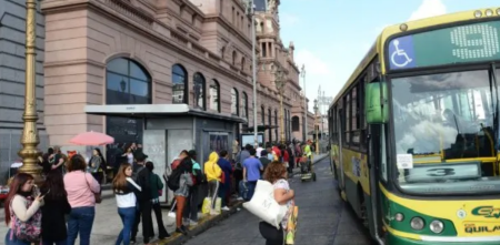 Largas filas por la reducción de colectivos debido al aumento del gasoil y un posible paro de colectivos para el miércoles