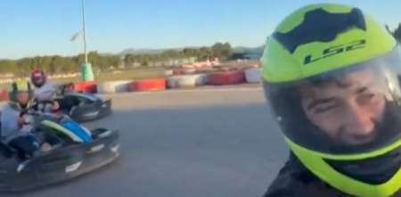Fiel a su estilo, Colapinto se divierte en los kartings de Barcelona junto a un referente del deporte argentino