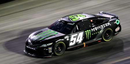 NASCAR: Gibbs le ganó un electrizante duelo a Blaney y obtuvo en Bristol su bautismo triunfal