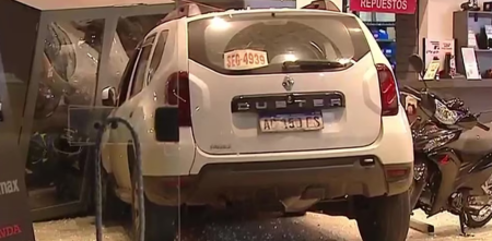 VIDEO: Accidente en Floresta: una camioneta chocó con una moto y terminó incrustada en una concesionaria