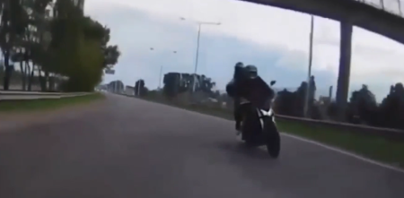 VIDEO: Violento intento de robo en La Matanza: motochorros le dispararon para robarle en plena Ruta 3