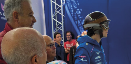 El íntimo momento en el que Colapinto recibió el casco de Fangio en el Road Show