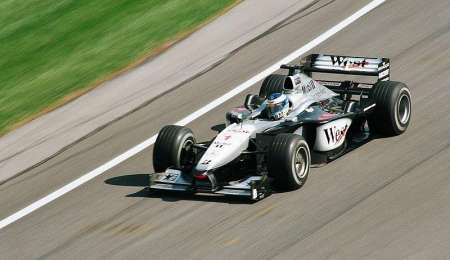 Oficial: McLaren se une a Mercedes