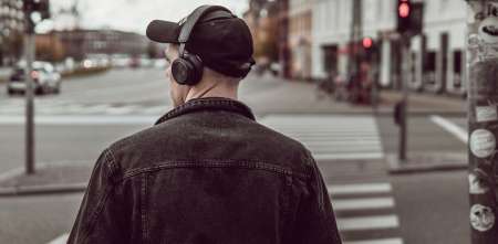 La psicología revela qué tipo de personas prefieren escuchar música en Spotify y no en YouTube