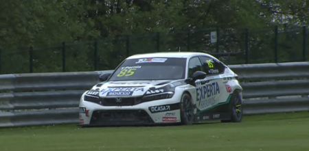 TCR Europeo: Tiago Pernía abandonó en la Carrera 1 en Spa