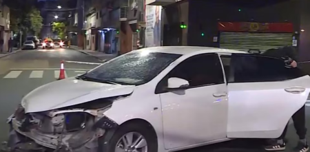Un fuerte choque entre dos autos complica la circulación del tránsito en Almagro este domingo