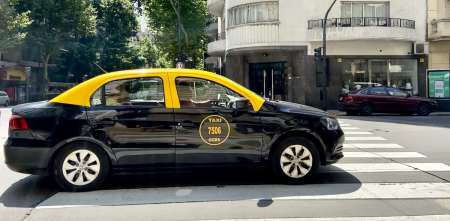 “Gasto 20 mil pesos por semana cuando antes gastaba casi 100 mil pesos por semana”: el relato de un taxista que maneja un vehículo eléctrico